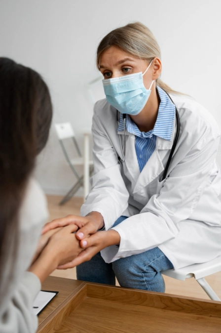 Lekarz internista przyjmuje w klinice