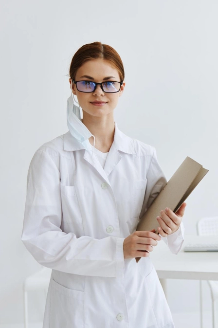 lekarz towarzyszący pacjentowi podczas transportu